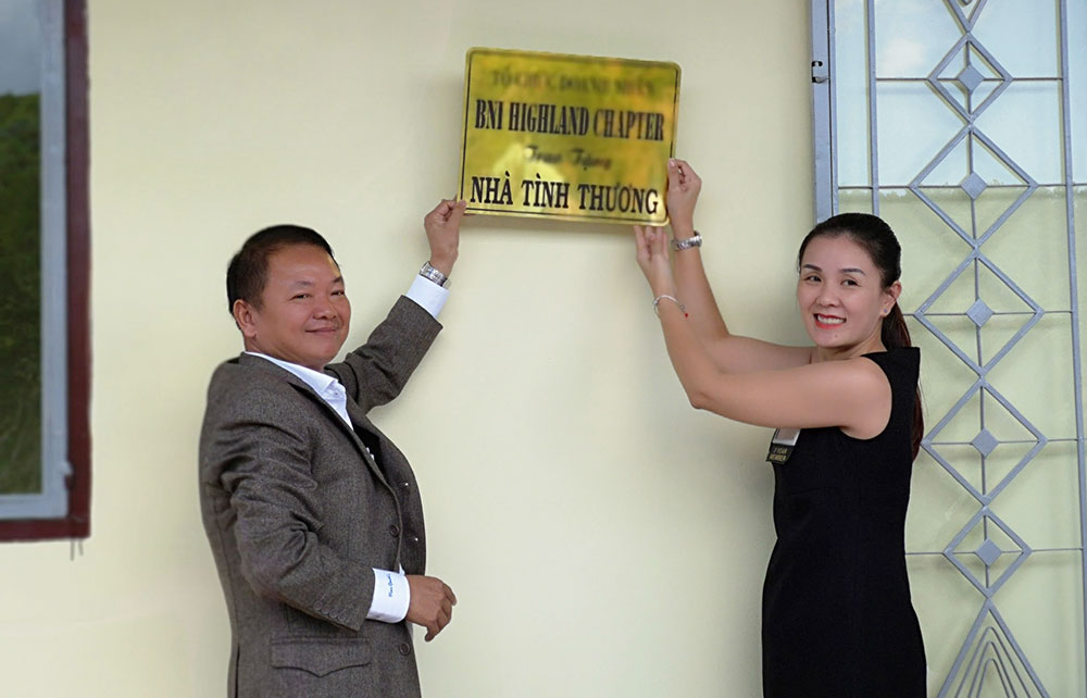 Thành viên BNI Highland Chapter gắn biển nhà tình thương cho gia đình anh chị Thanh - Loan