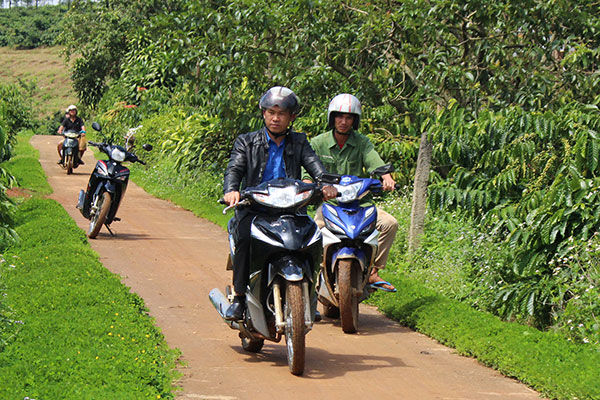 Con đường bê tông và hoa do Chi hội Phụ nữ Thôn 14 thực hiện. Ảnh: T.Đ