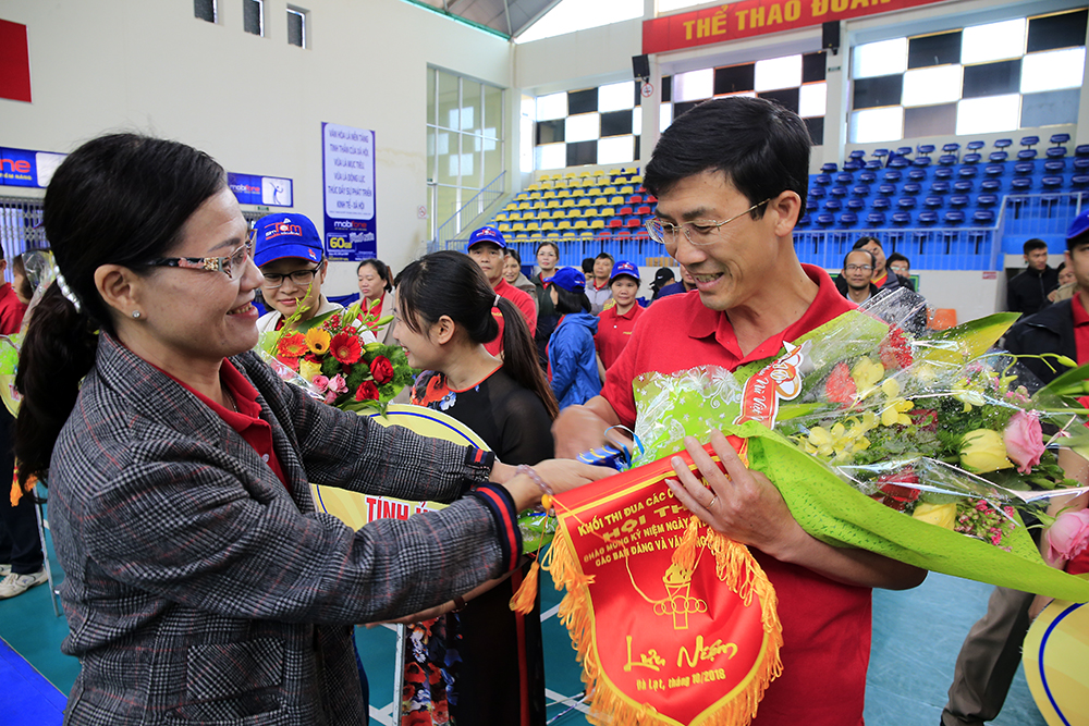 Ban Tổ chức trao cờ và tặng hoa cho các đơn vị tham gia hội thao
