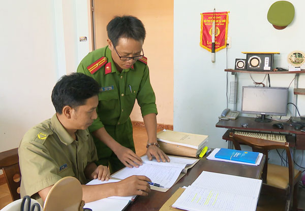 Thiếu tá Lê Duy Thắng – Trưởng Công an xã Lộc Tân hướng dẫn Phó Công an xã quy trình đăng ký nhân khẩu cho nhân dân. Ảnh: Đ. HUY