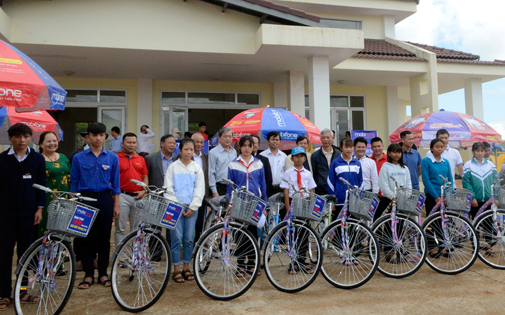 Trao tặng xe đạp cho học sinh nghèo hiếu học huyện Di Linh. Ảnh: T.H