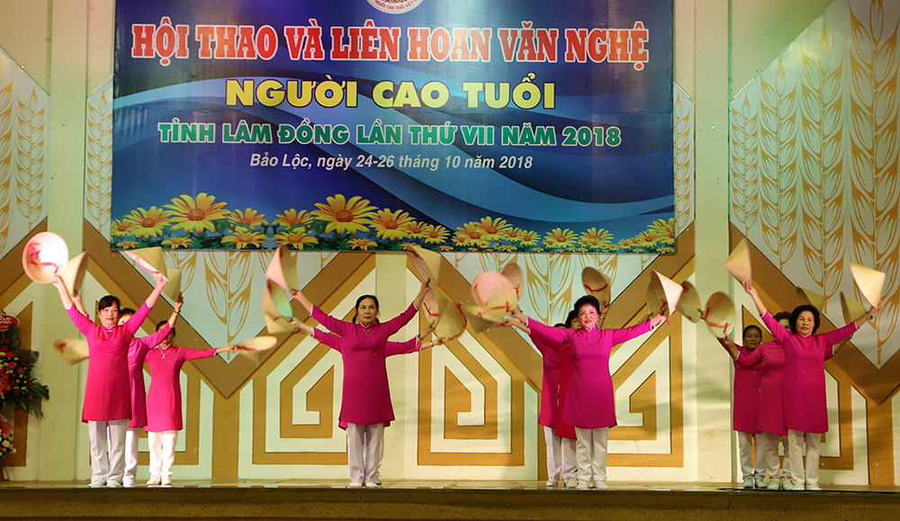 Múa nón tại Liên hoan văn nghệ