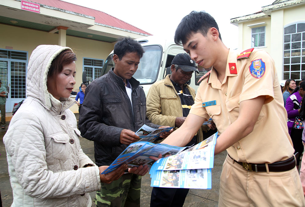 Lực lượng Cảnh sát giao thông tuyên truyền, vận động người dân thực hiện các quy định khi tham gia giao thông ở vùng nông thôn. Ảnh: H. Yên