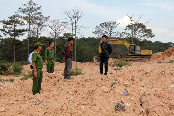 Lén lút chôn gần 100 tấn chất thải rắn sinh hoạt trái phép trong nhiều ngày