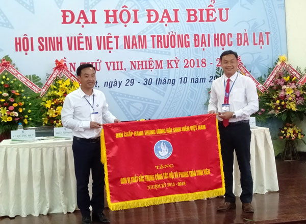 Tặng cờ thi đua xuất sắc của Trung ương Hội Sinh viên Việt Nam cho Hội Sinh viên trường Đại học Đà Lạt