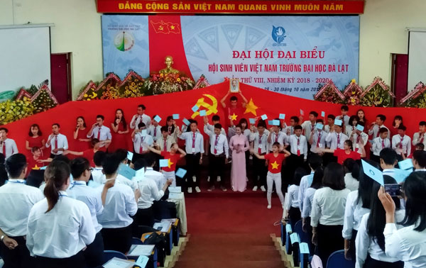 Chương trình văn nghệ của sinh viên Đại học Đà Lạt tại đại hội