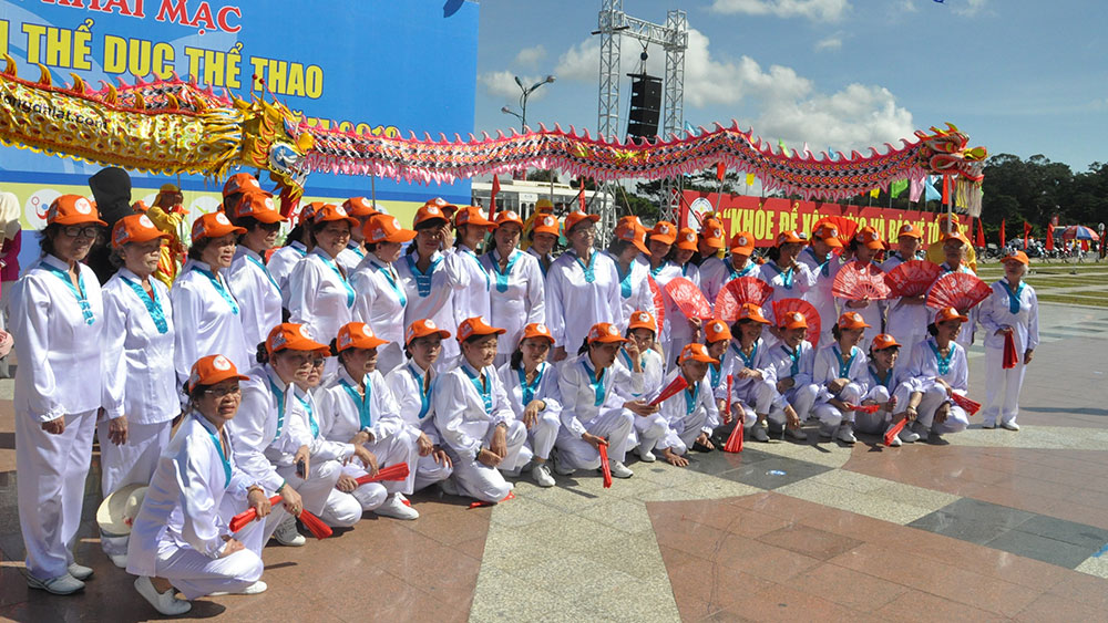 Các thành viên CLB Thể dục dưỡng sinh Đà Lạt tham gia biểu diễn tại Lễ khai mạc Đại hội TDTT tỉnh Lâm Đồng lần thứ VIII - 2018 tại Đà Lạt. Ảnh: V.Trọng