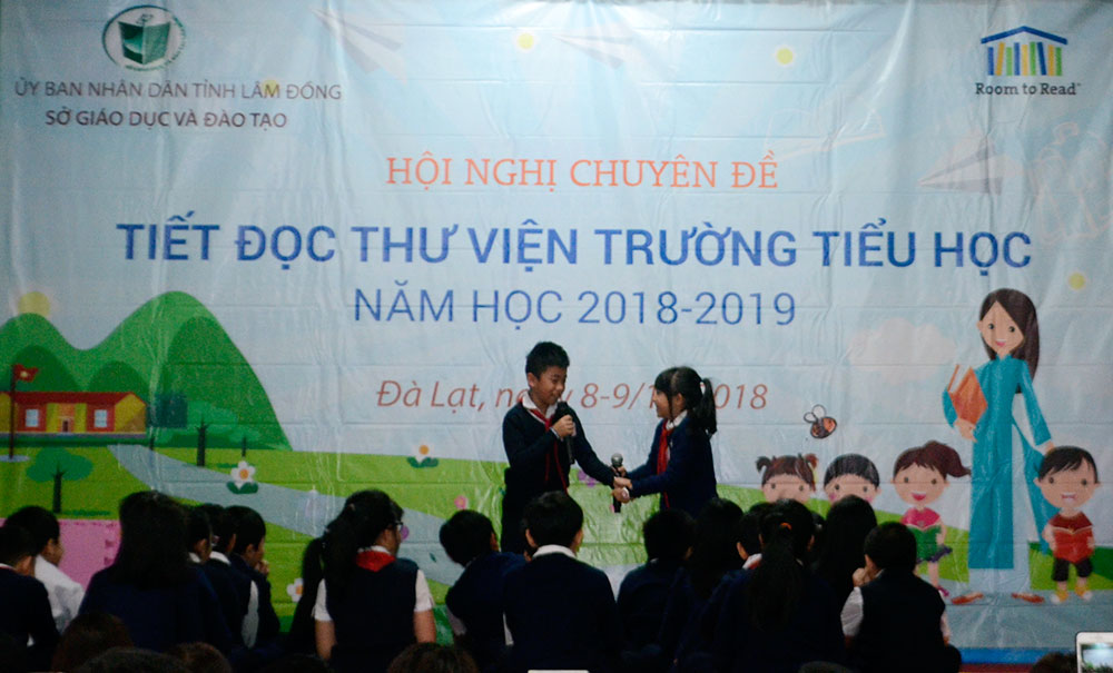 Hoạt động sắm vai trong tiết đọc thư viện