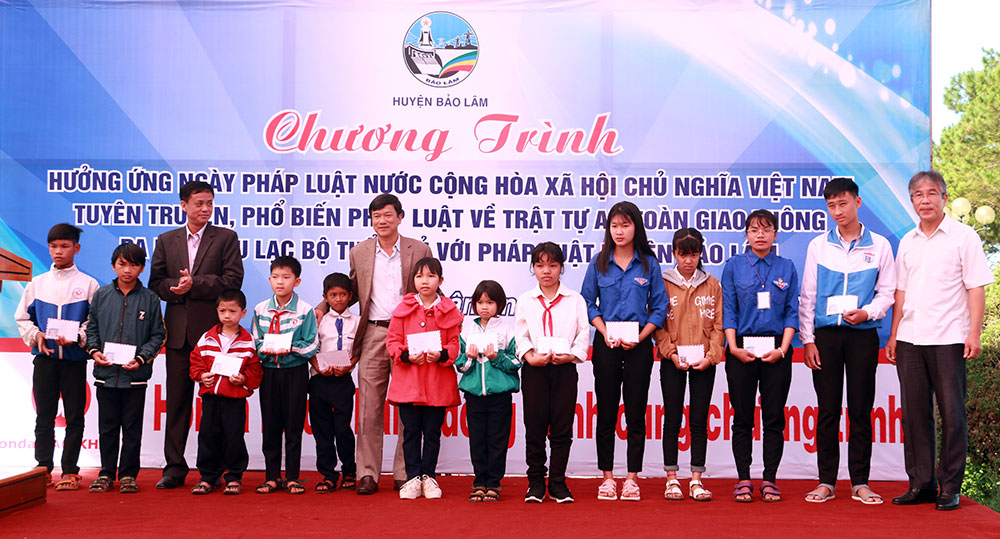 Trao học bổng thắp sáng ước mơ tuổi trẻ Bảo Lâm cho học sinh trên địa bàn huyện