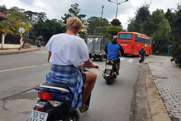 Tăng cường đảm bảo an toàn cho người nước ngoài tham gia giao thông trên địa bàn tỉnh