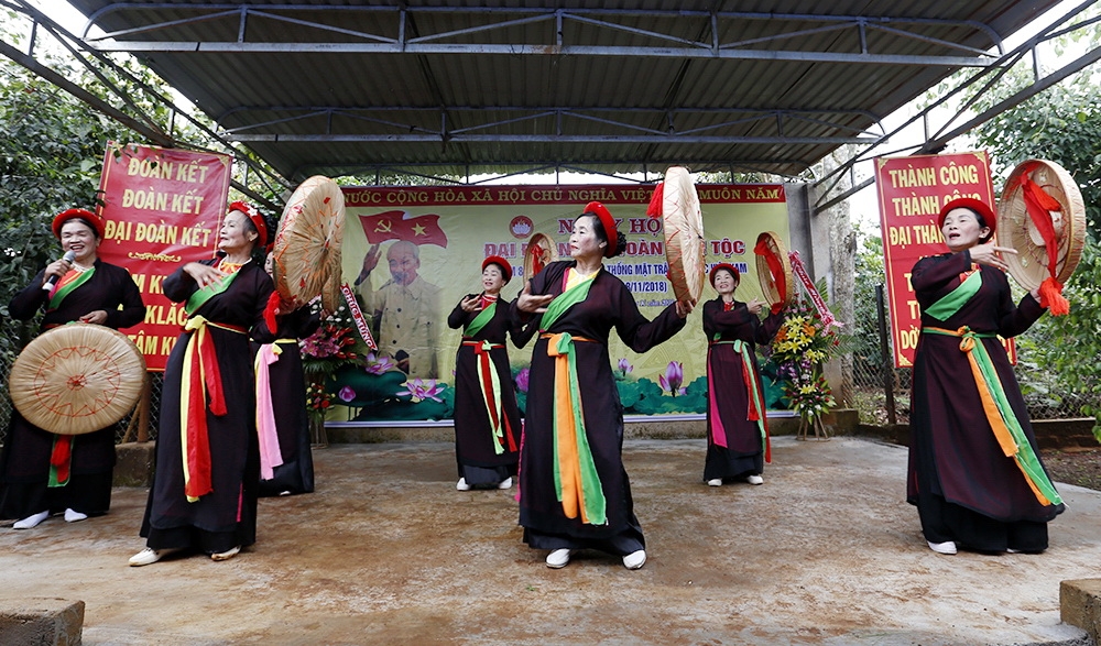 Người dân thôn Buôn Chuối biểu diễn văn nghệ mừng ngày hội Đại đoàn kết toàn dân tộc