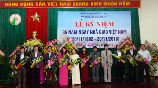 Tặng hoa chúc mừng các tân Tiến sĩ