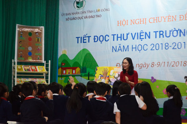 Tiết đọc thư viện diễn ra hào hứng với sự tương tác của giáo viên và học sinh. Ảnh: T.H