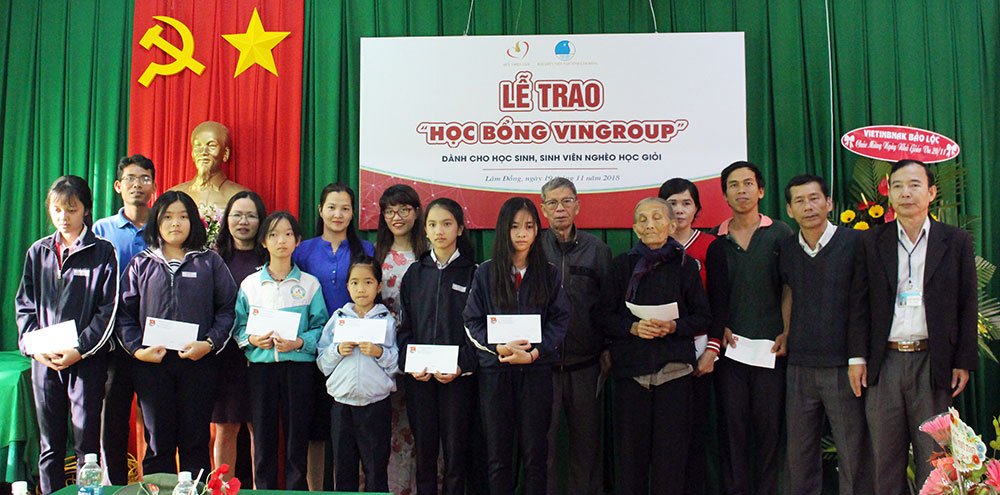 Trao học bổng cho học sinh nghèo vượt khó học giỏi