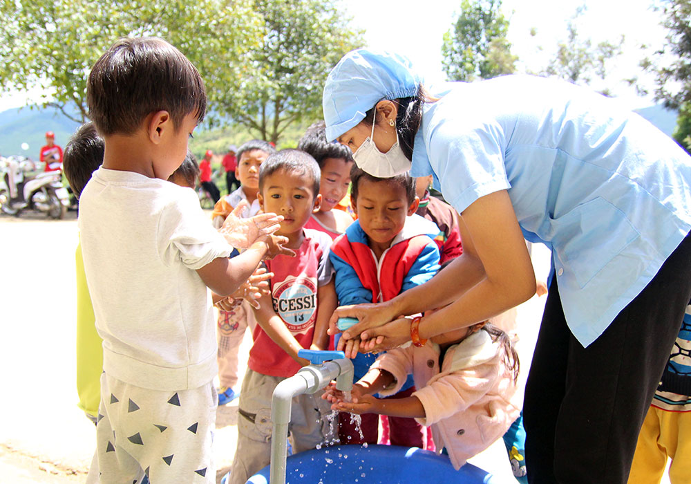 Chương trình “Giọt nước nghĩa tình” do Hội CTĐ thực hiện nhằm mang nước sạch về vùng khó khăn. Ảnh: T.B