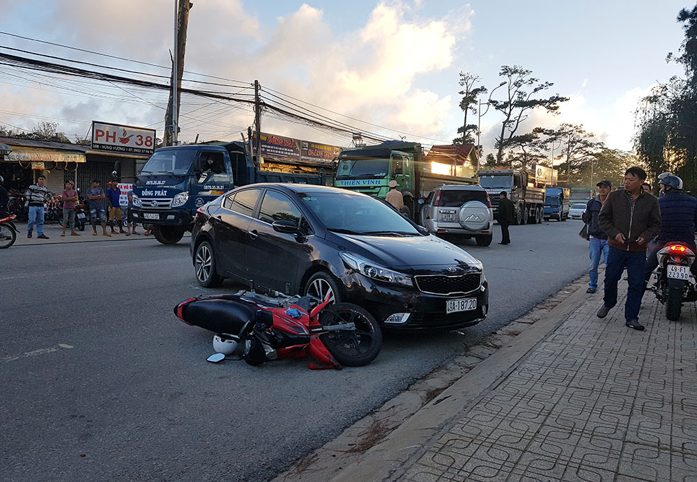 Hiện trường vụ va quẹt giữa 2 xe ô tô khiến 1 người bị thương, giao thông ùn ứ 30 phút chiều ngày 19/11