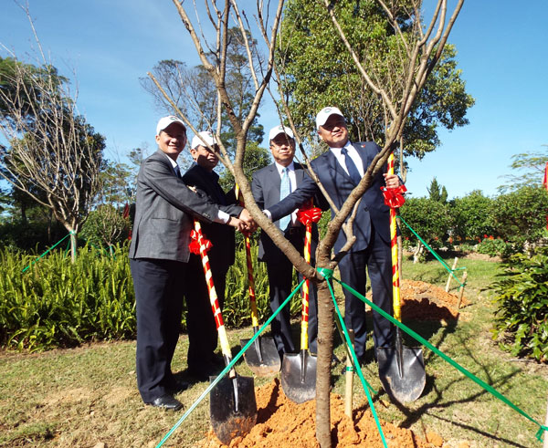 Các đại biểu (đồng chí Trần Đức Quận, K’Mak, Tôn Thiện San cùng ngài Shibayama Eiichi) tham gia trồng hoa anh đào