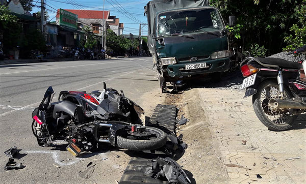 Xe tải gây tai nạn liên hoàn, 3 người thương vong