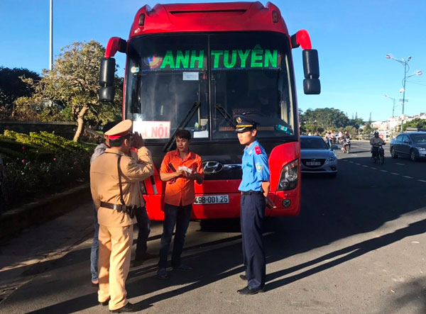 Cơ quan chức năng kiểm tra, lập biên bản vi phạm hành chính nhà xe Anh Tuyên