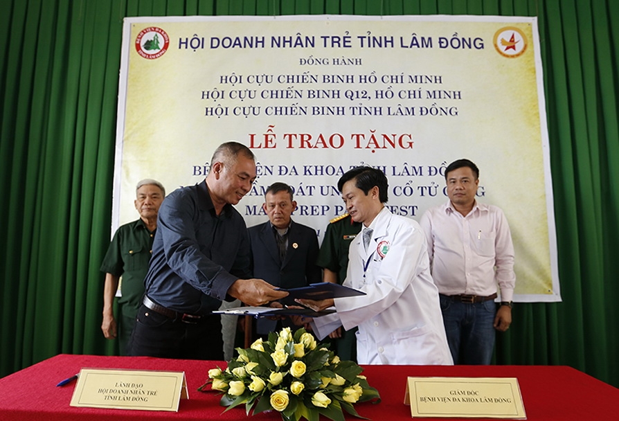 Nhà tài trợ ký biên bản trao tặng máy tầm soát ung thư cổ tử cung cho Bệnh viện Đa khoa Lâm Đồng chiều nay