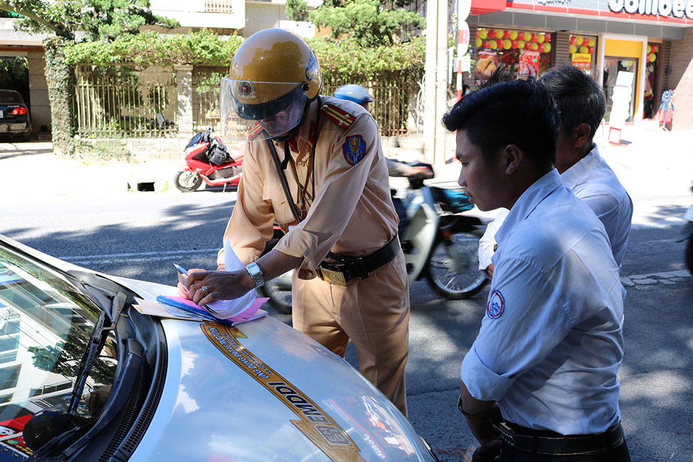 Lập biên bản xử phạt đối với tài xế taxi