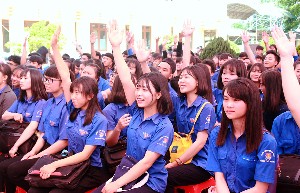 Học sinh Trường THPT Huỳnh Thúc Kháng (Lâm Hà) hào hứng khi tham gia tìm hiểu về phòng chống tội phạm công nghệ cao. Ảnh: H.Thắm