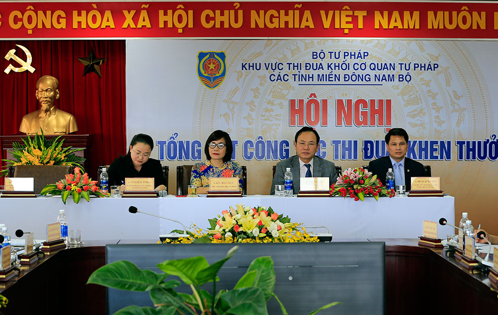 Chủ trì hội nghị