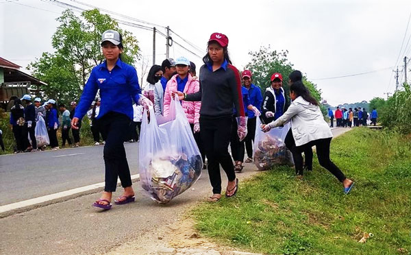 Đoàn viên, thanh niên xã Đạ Sar thường xuyên ra quân thu dọn rác bảo vệ môi trường. Ảnh: V.Hùng