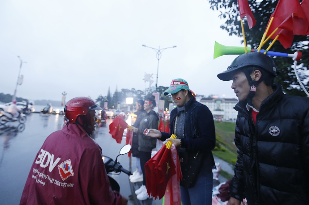 Đà Lạt: Cổ động viên đội mưa đi coi trận chung kết AFF Cup lượt về