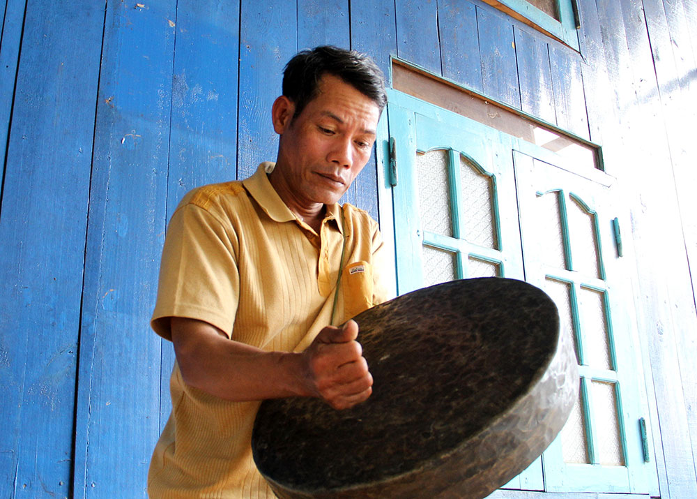 Ðảng viên Bon Tô Xa Nga gương mẫu đi đầu trong các phong trào