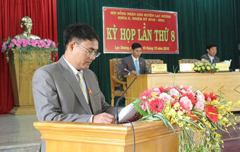 Đồng chí Ya TiOng - Phó Bí thư Huyện ủy, Chủ tịch HĐND huyện phát biểu khai mạc kỳ họp thứ 8 HĐND huyện Lạc Dương