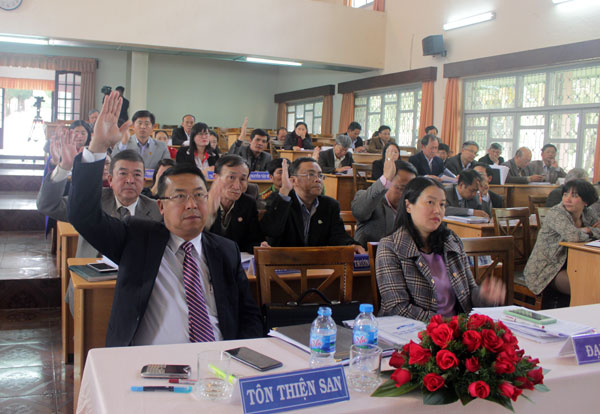 Các đại biểu HĐND thành phố Đà Lạt biểu quyết thông qua nghị quyết tại kỳ họp