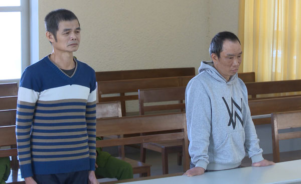 Nông Văn Ích và Nguyễn Văn Bảy (bên phải) nghe toàn tuyên án