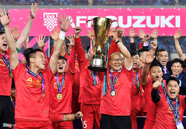 Thầy trò huấn luyện viên Park Hang Seo nâng cao Cúp vô địch AFF Cup 2018 trên sân Mỹ Đình. Ảnh: Internet