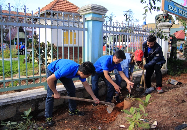 ĐVTN thực hiện các phần việc thanh niên tại trường Mầm non Đa Nhim