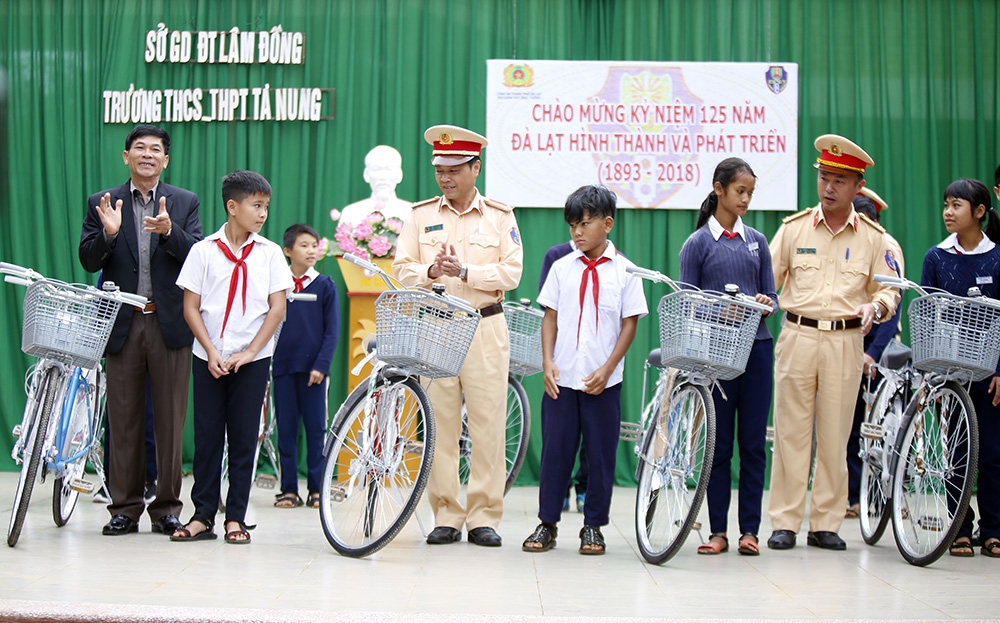 Tặng xe đạp cho học sinh nghèo hiếu học xã Tà Nung