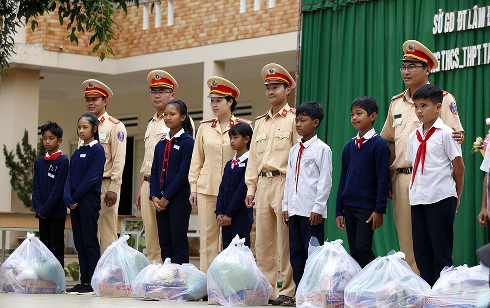 ĐVTN Đội CSGT trao tặng 20 phần quà cho học sinh Trường THCS-THPT Tà Nung. Ảnh: C.THÀNH