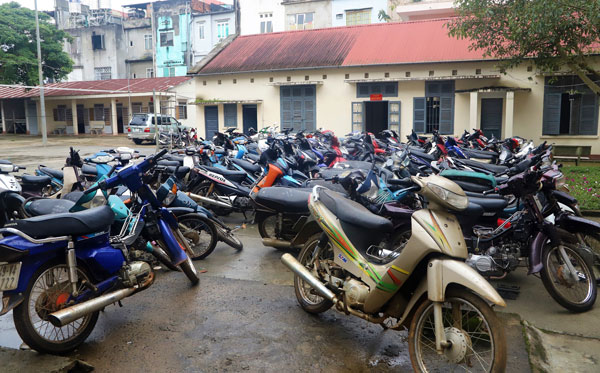 71 chiếc xe máy các loại được Công an TP Bảo Lộc thu giữ tại tiệm cầm đồ không phép của Nguyễn Văn Cảnh