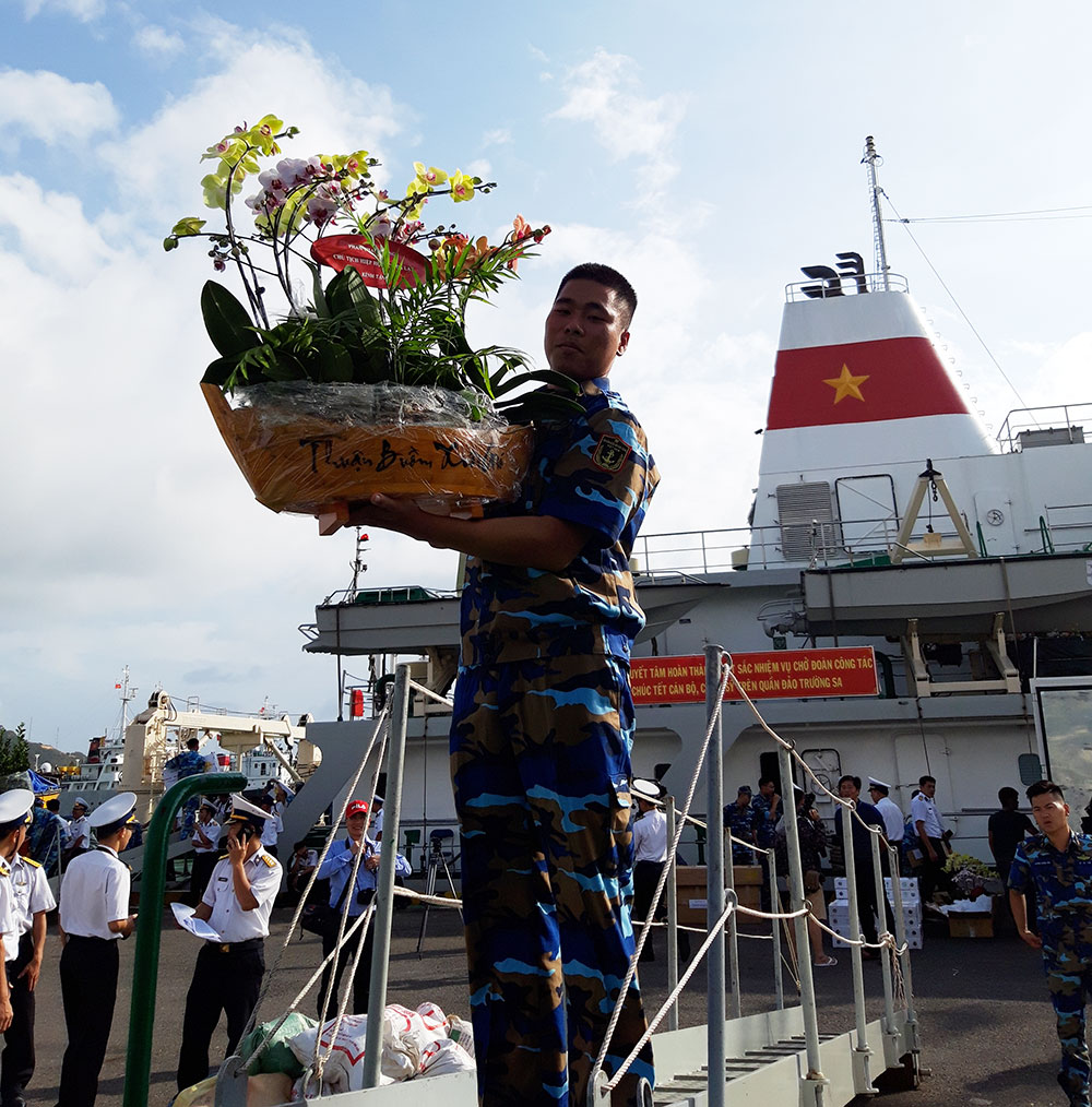 Lan hồ điệp xuống tàu ra Trường Sa. Ảnh: Xuân Trung 