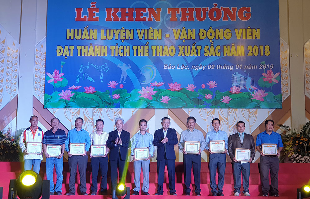 Bảo Lộc khen thưởng vận động viên huấn luyện viên đạt thành tích xuất sắc