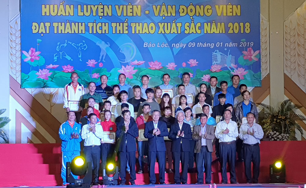 Các huấn luyện viên, vận động viên đạt thành tích cao trong huấn luyện và thi đấu được UBND thành phố Bảo Lộc biểu dương