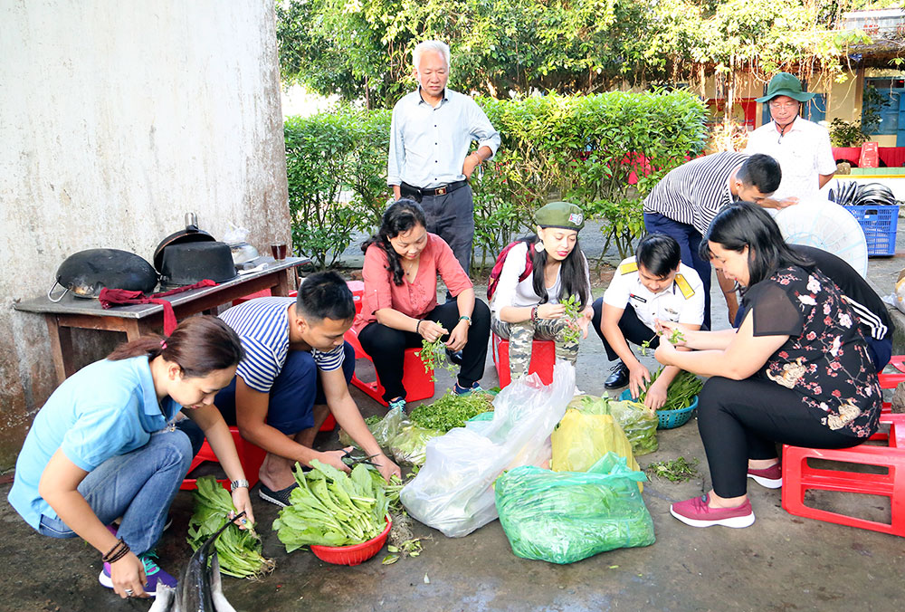 Ấm áp tết sớm trên đảo Nam Du