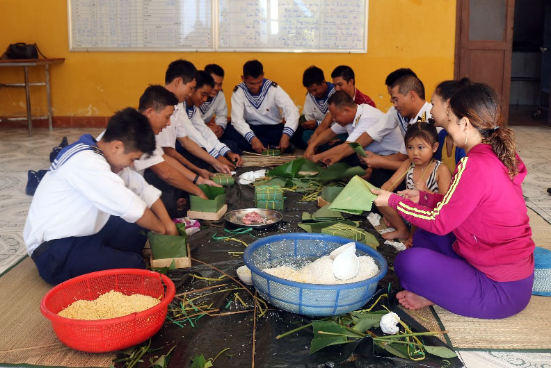 Lính trẻ làm bánh chưng để đón tết. Ảnh: H.Yên 