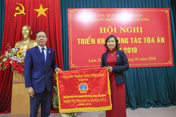 TAND tối cao tặng “Cờ thi đua TAND” cho TAND TP Đà Lạt