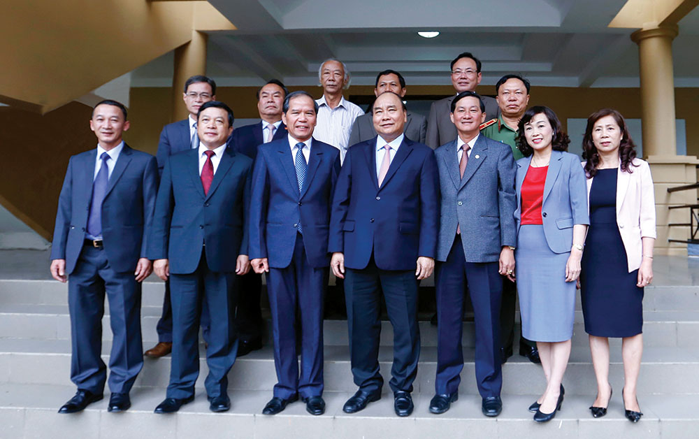 Thủ tướng Nguyễn Xuân Phúc chụp hình lưu niệm với tập thể Ban Thường vụ Tỉnh ủy Lâm Đồng. Ảnh: Chính Thành