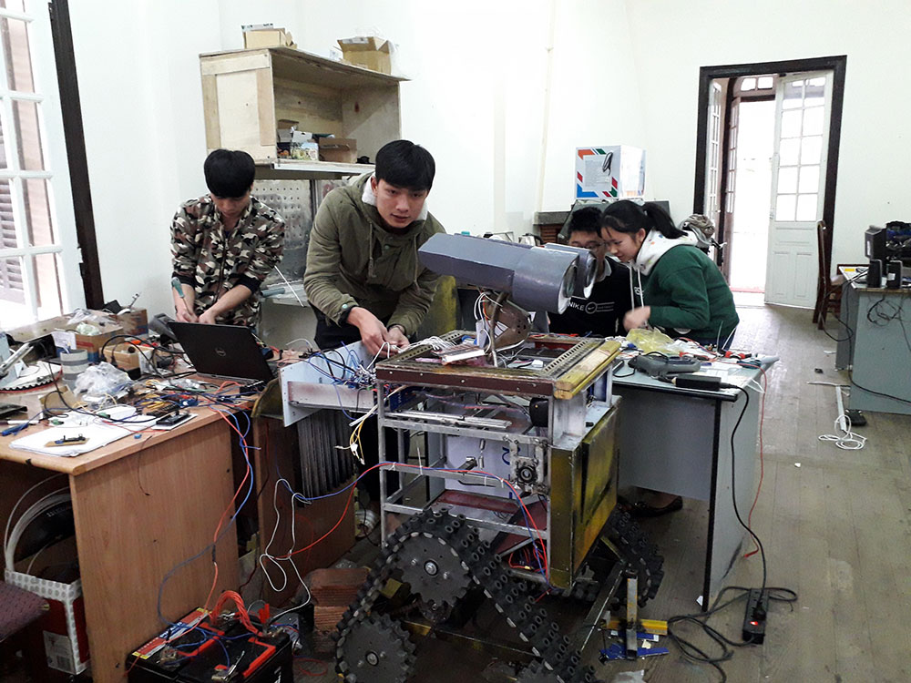 Giảng viên và học sinh Trường Cao đẳng Nghề Đà Lạt đang say sưa chế tạo robot