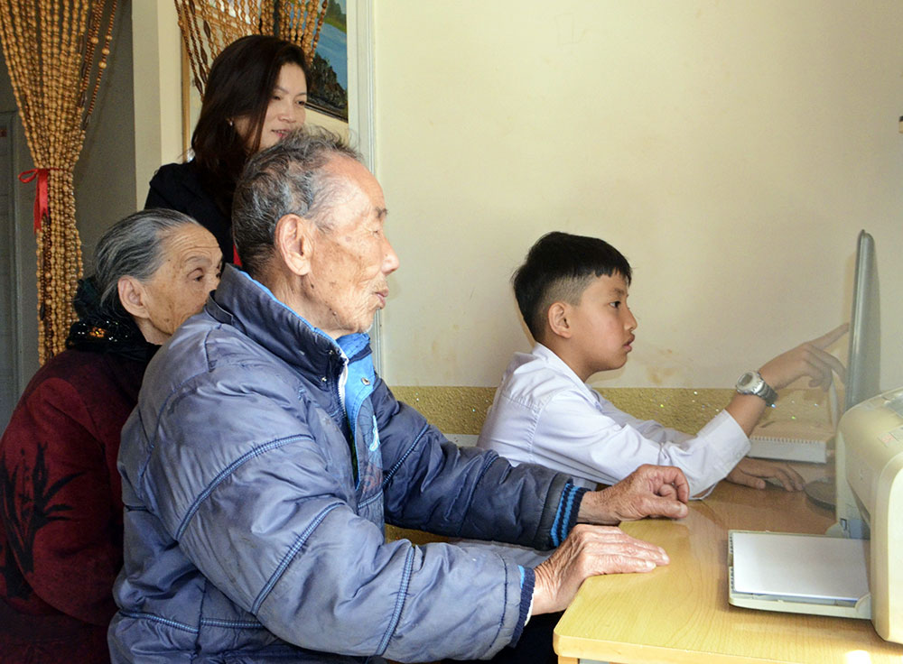 Cả gia đình 3 thế hệ của cụ Đặng Ngọc Kim thường xuyên đọc báo trên mạng internet để cập nhật thông tin mới