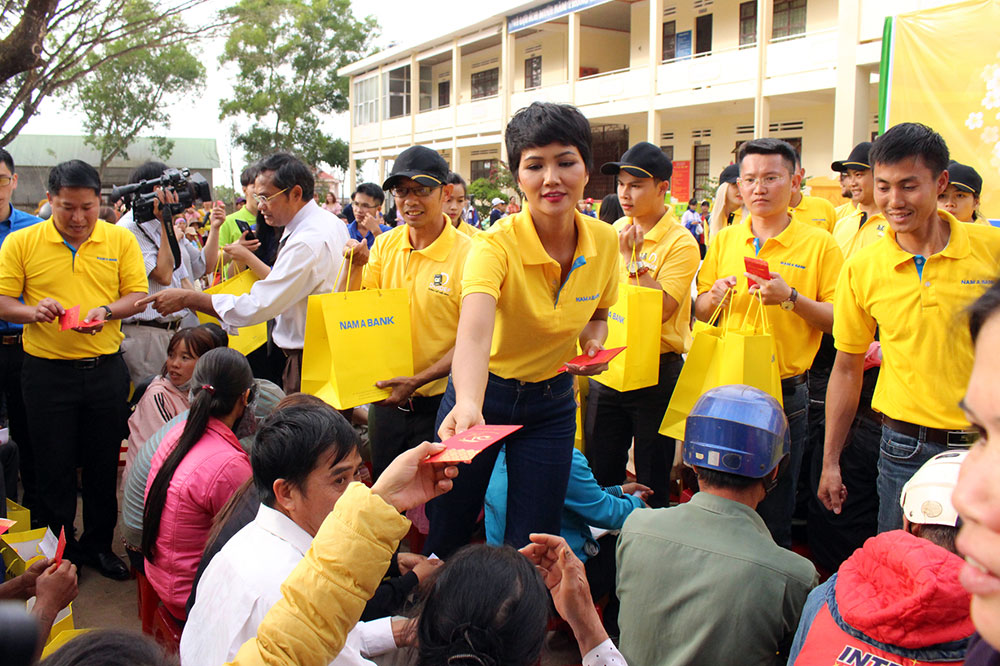 Hoa hậu Hoàn vũ Việt Nam H'Hen Niê tặng quà tết tại huyện Di Linh