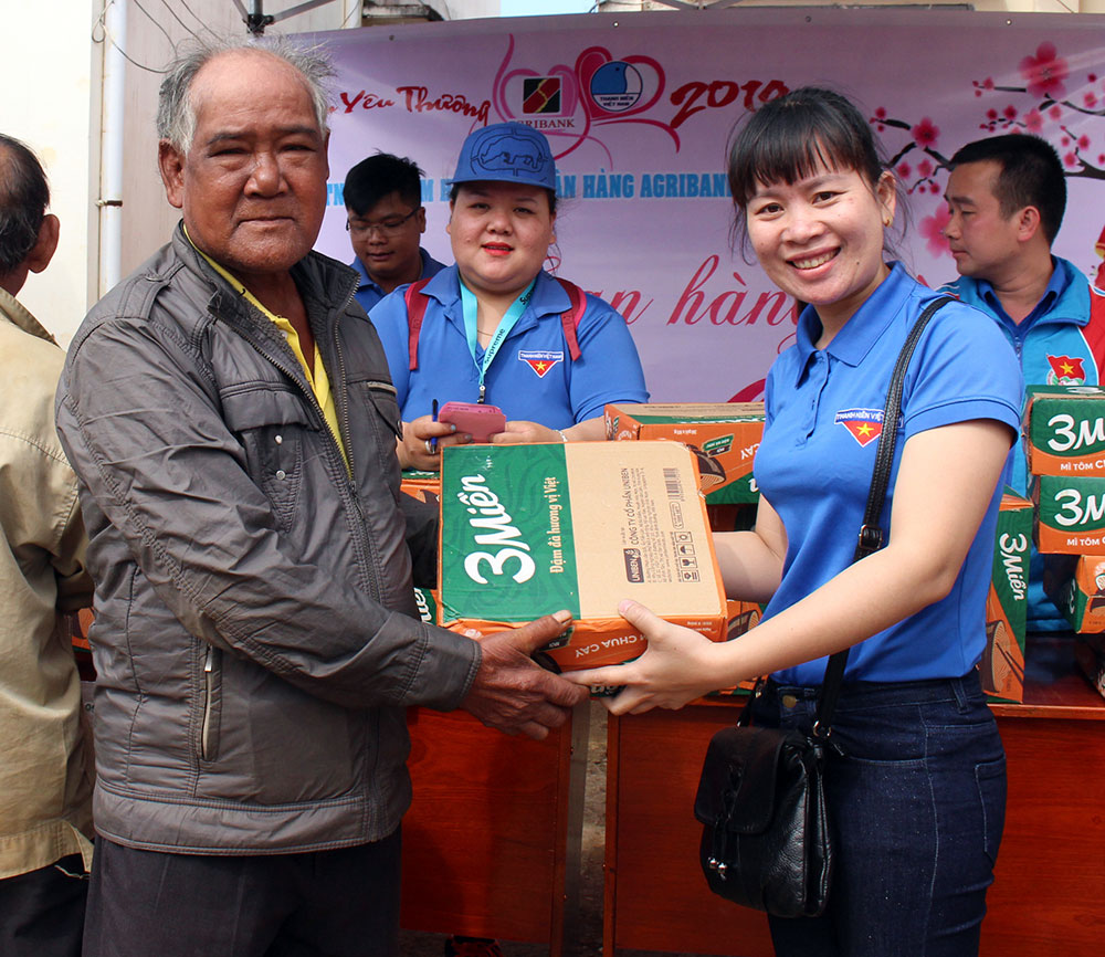 Chị Hoàng Thị Thu Hằng, Phó Bí thư Huyện Đoàn Bảo Lâm, đơn vị đồng tổ chức chương trình Xuân yêu thương, trao quà giúp người nghèo xã Lộc Bắc. Ảnh: T.Đồng