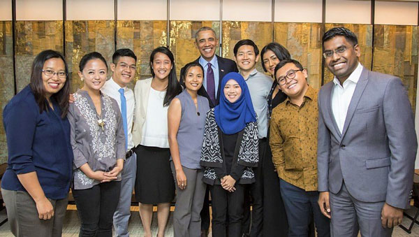 Quyền (thứ ba từ trái qua) tham gia Chương trình đối thoại cùng nguyên Tổng thống Mỹ Barack Obama